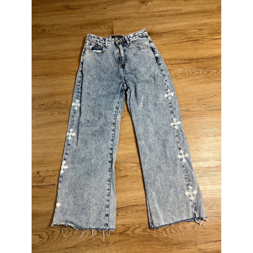 White Fox Boutique Cross Jeans Womens M Light Wash Wide Leg Raw Hem Denim